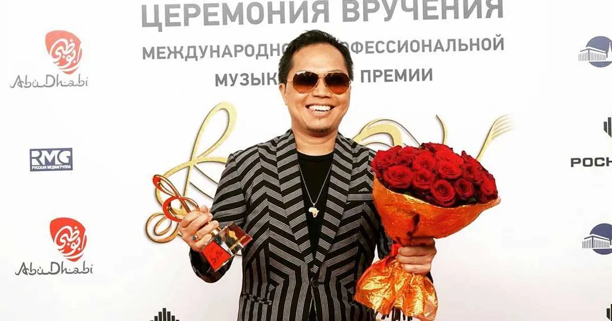 Sandhy Sondoro Raih Kemenangan di Ajang Penghargaan Musik Rusia
