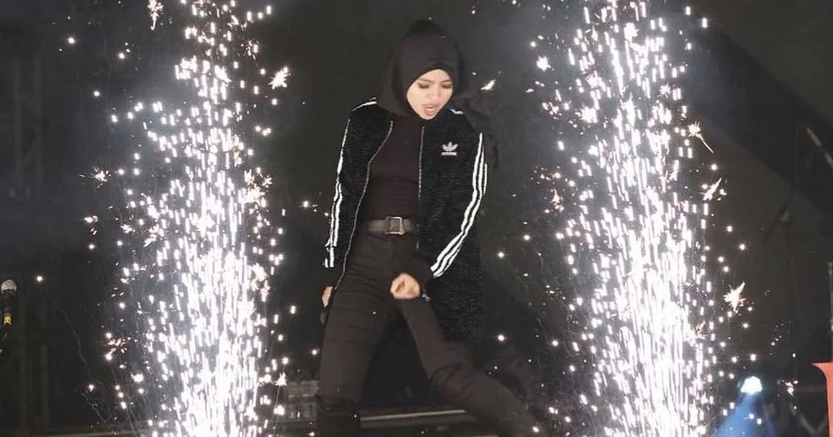 Penonton Riuh, Tantri Kotak Manggung Pakai Hijab