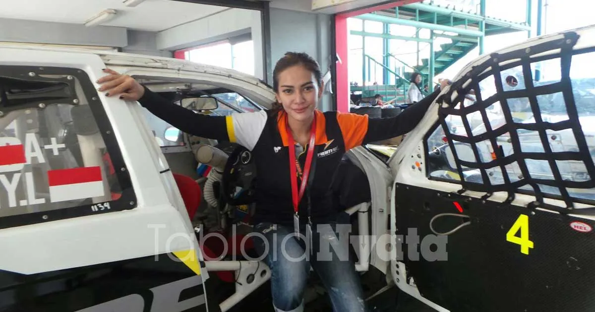 Sensasi Mobil Balap Bikin Masayu Anastasia Ketagihan