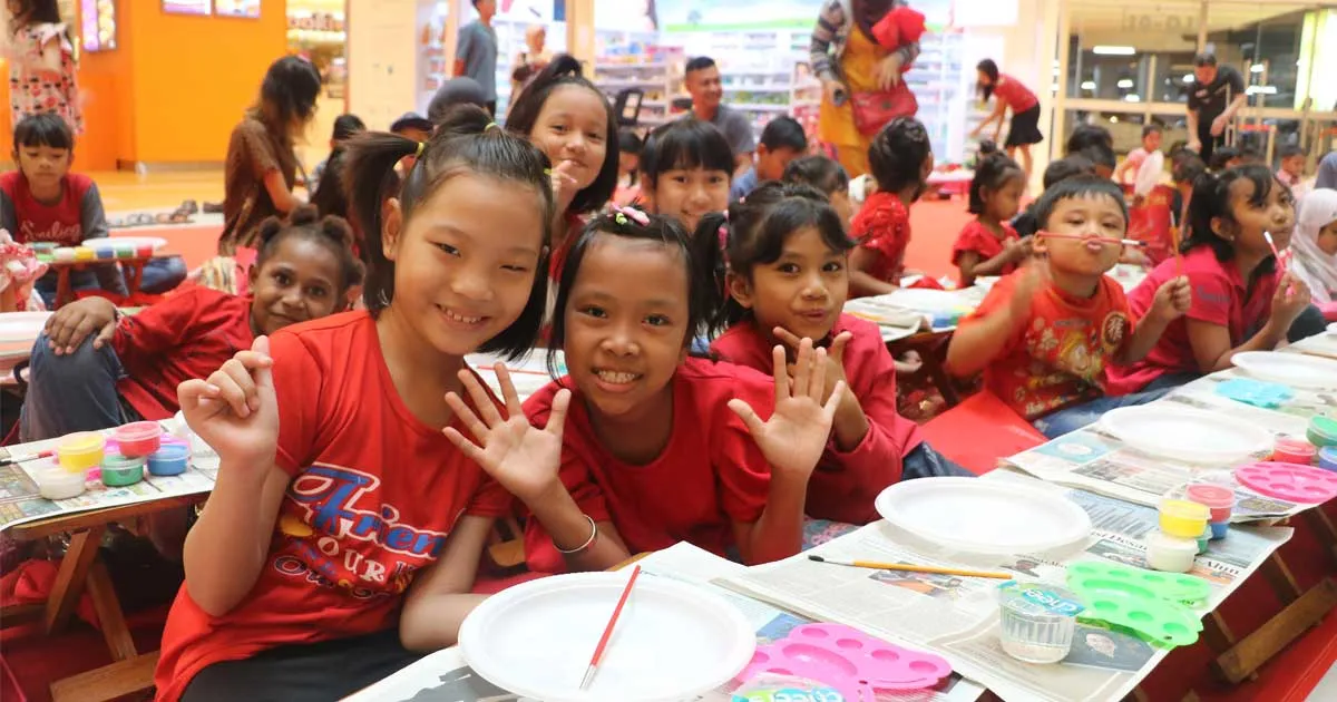 Melukis Piring Menjadi Wadah Anak untuk Berekspresi