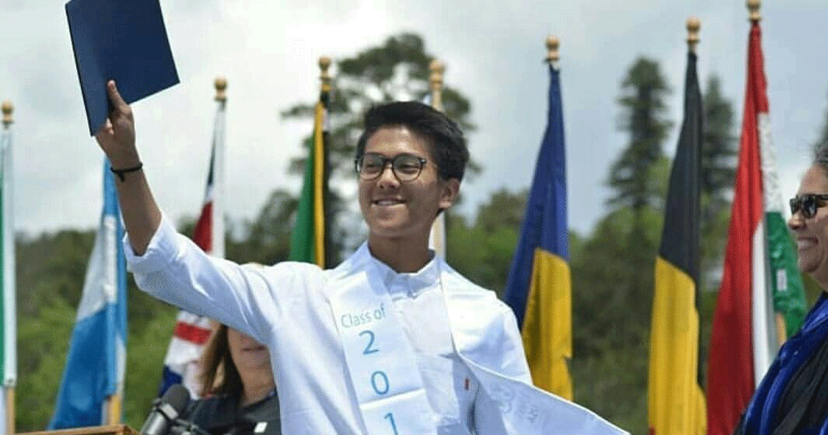 10 Foto Momen Bahagia Kelulusan Iqbaal Ramadhan