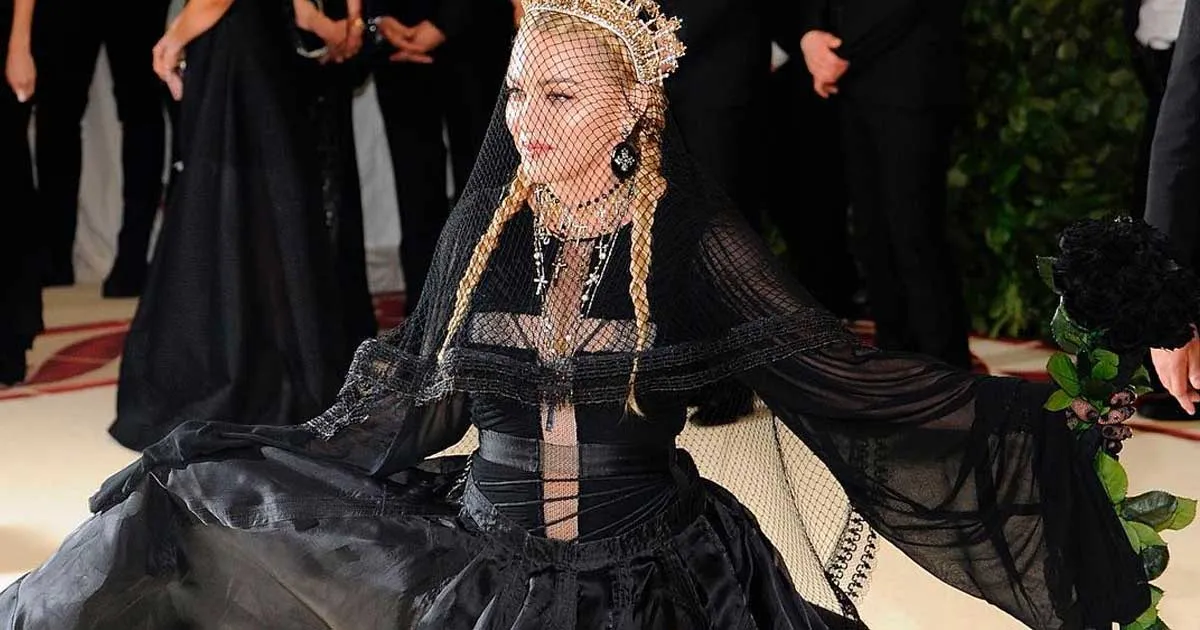 Madonna Tampil Fenomenal dengan Karya Desainer Indonesia