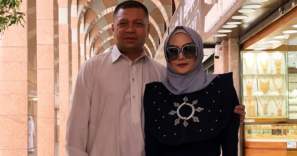 10 Foto Cantiknya Krisdayanti Kenakan Hijab Saat Umroh Bareng Suami