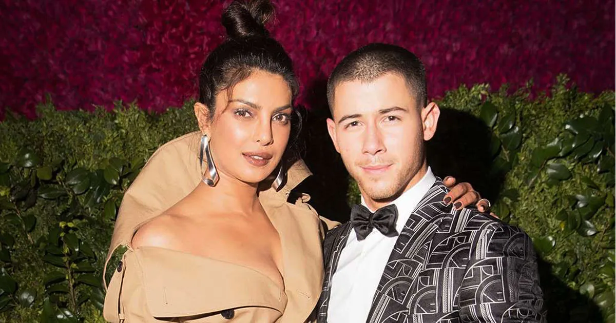 Nick Jonas Temui Ibu Priyanka Chopra di India. Pertanda Siap Nikah?
