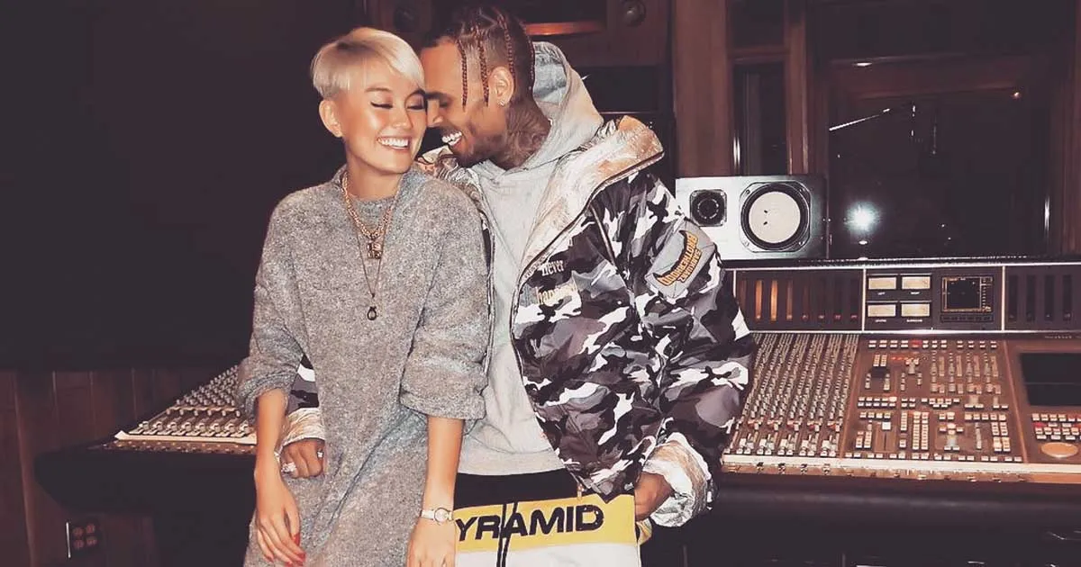 Mesra Banget! Chris Brown dan Agnezmo Ciuman di Tepi Pantai