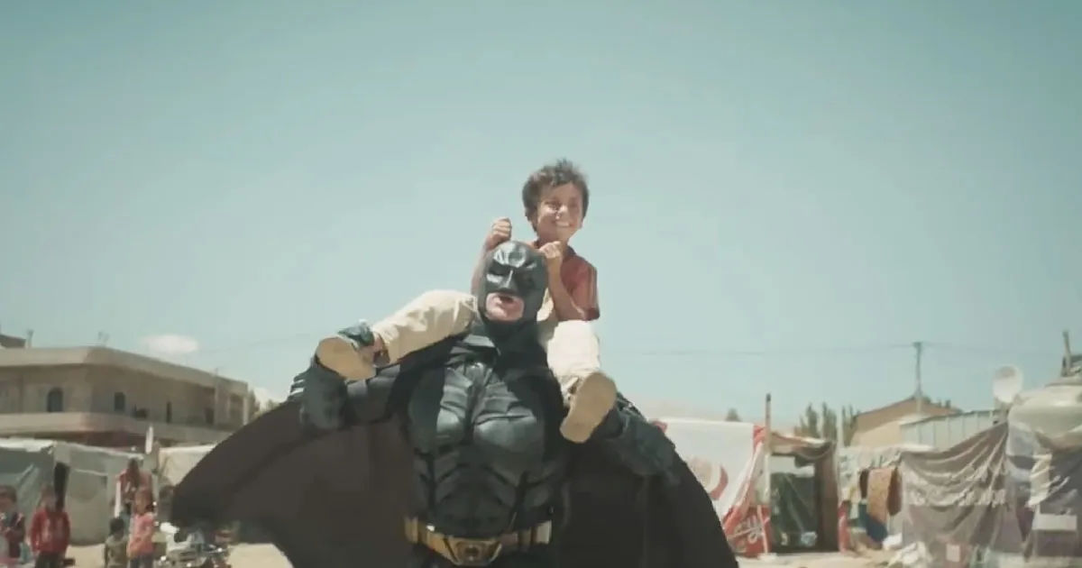 Viral! Sosok Batman Muncul di Tengah Pengungsian Syria