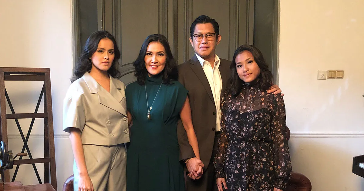 7 Potret Harmonis Keluarga Becky Tumewu yang Jarang Terekspos