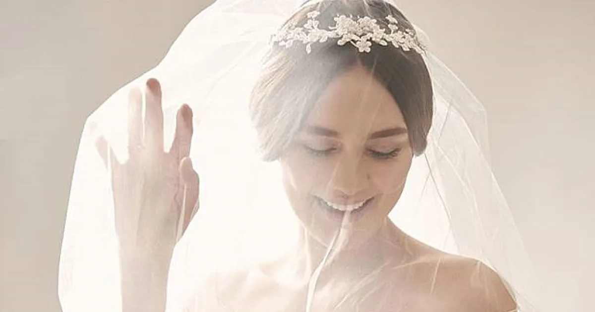 10 Foto Cantiknya Luna Maya Memakai Gaun Pengantin