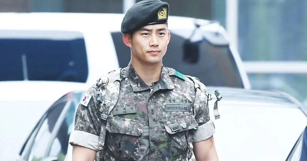 Menawan! 8 Foto Perubahan Taecyeon 2PM Saat Wamil