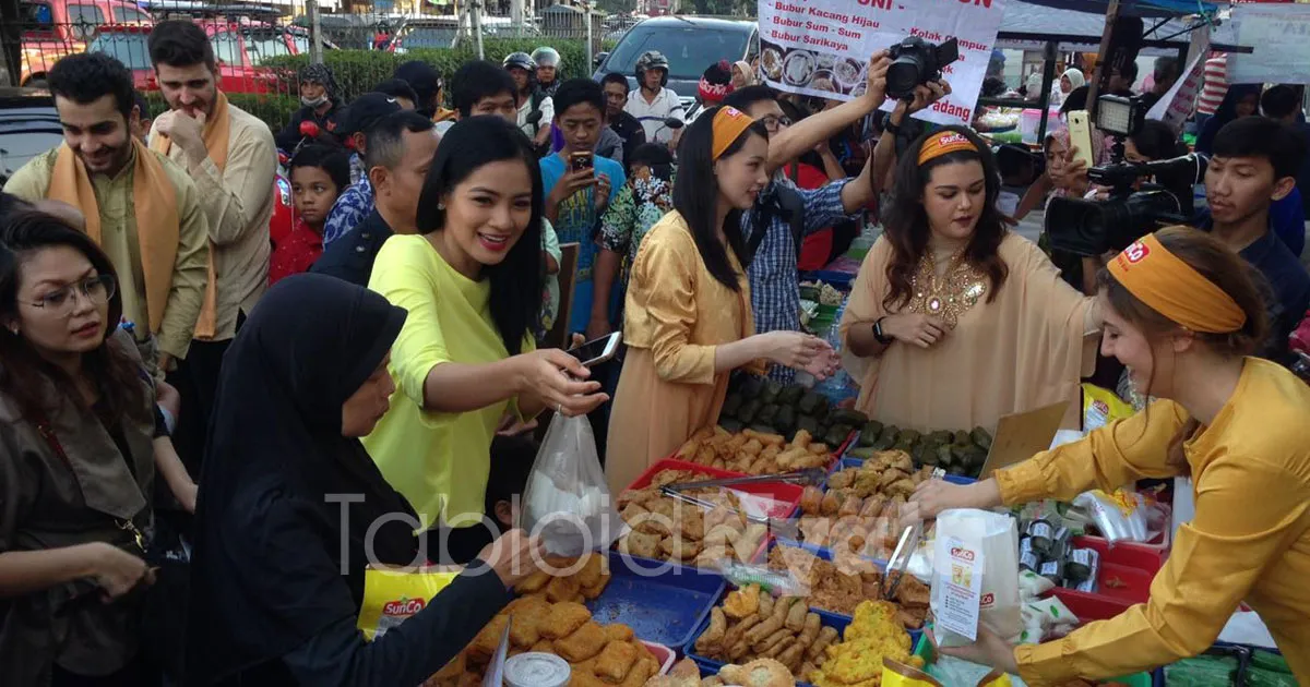 Ngabuburit Seru Ala Titi Kamal dan Arafah dengan Berburu Takjil Impor