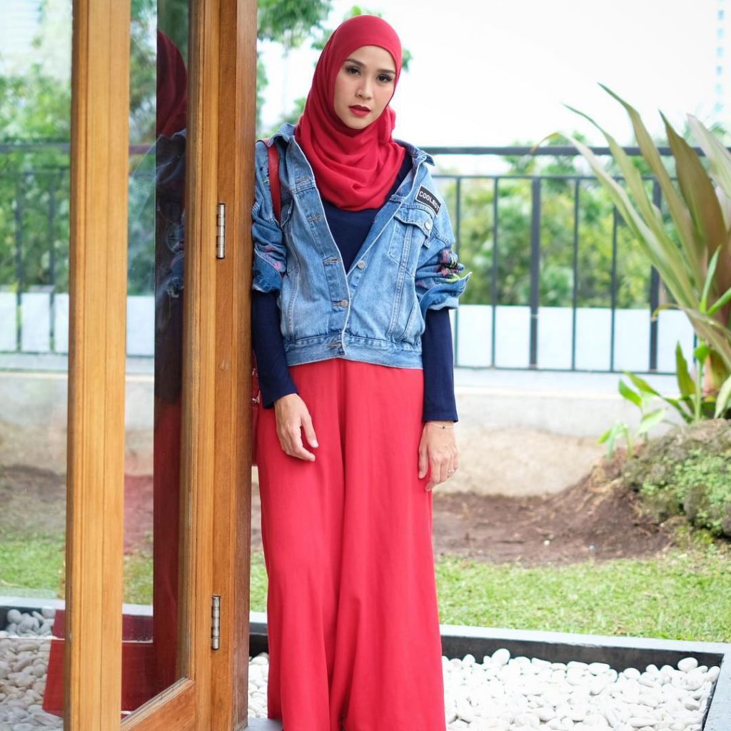 warna-hijab-untuk-lebaran-merah