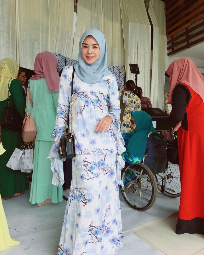warna-hijab-untuk-lebaran-biru