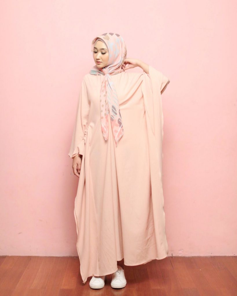 warna-hijab-untuk-lebaran-pink
