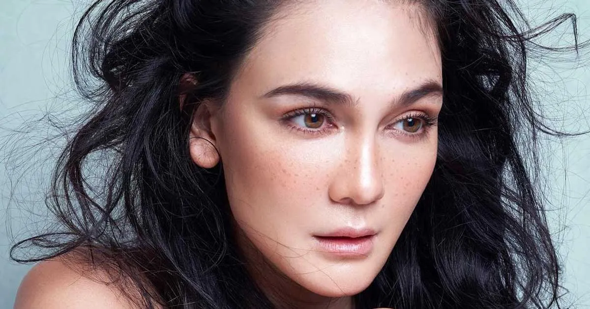 Ikut Kekinian, Luna Maya pun Mencoba Freckles Makeup