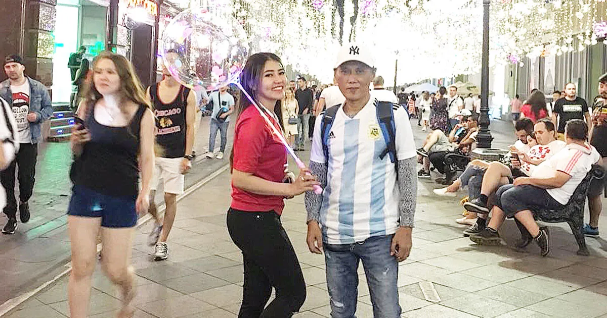 Gaya Ayah Via Vallen Saat Berlibur di Russia Jadi Sorotan