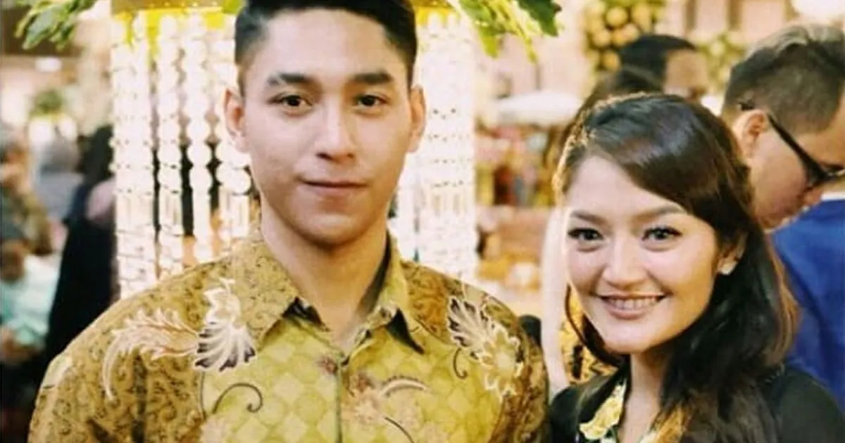 Bergandengan Mesra di Kondangan, Inikah Pacar baru Siti Badriah?