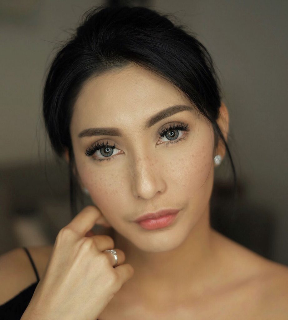 tyas mirasih freckles makeup