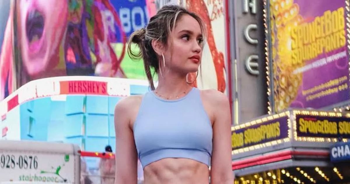 Cinta Laura Pamer Perut Six-Pack-nya di Jalanan Kota New York
