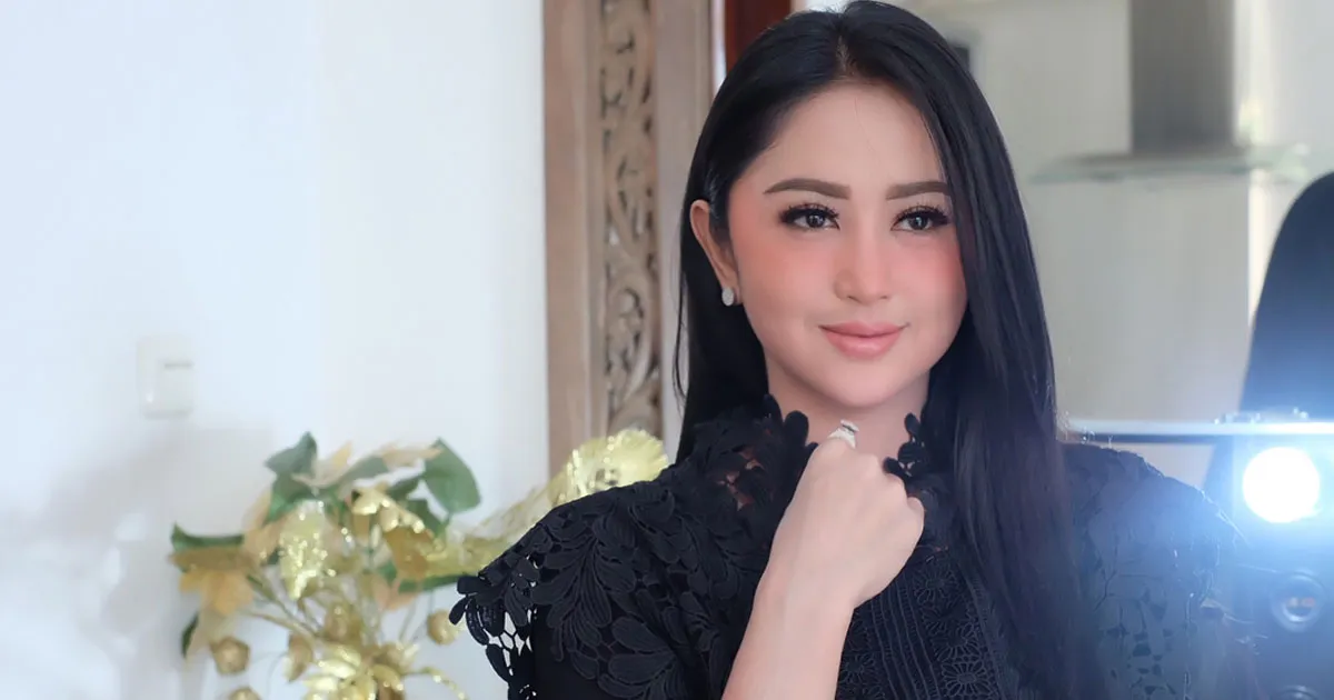 Yuk Intip Gaya Sederhana Dewi Perssik Saat Mudik ke Jember