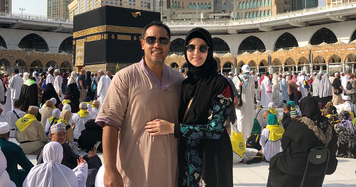 Momen Menarik Ardi Bakrie dan Nia Ramadhani Usai Pulang Haji