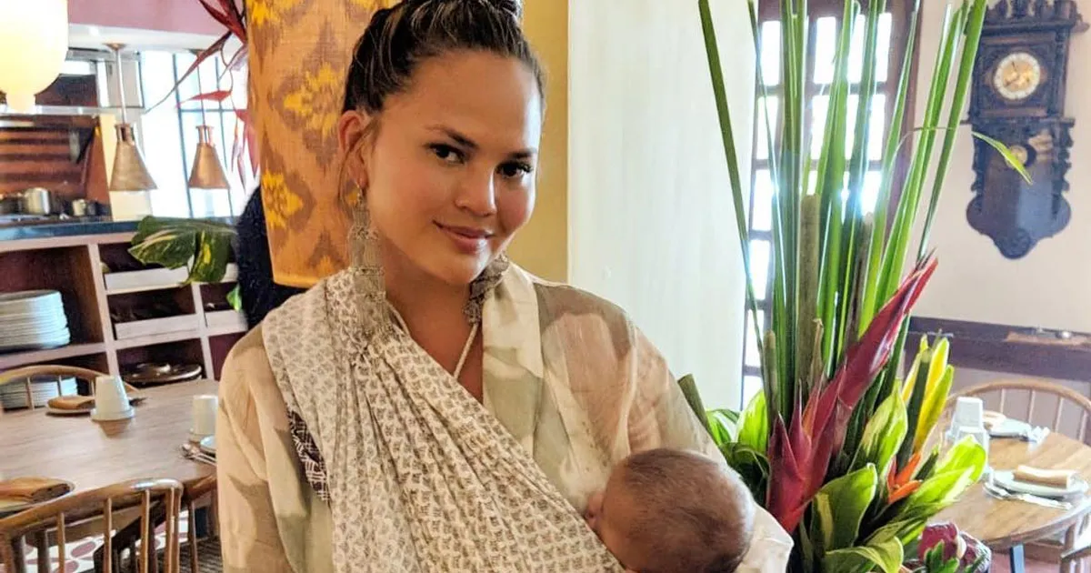 Chrissy Teigen Tuai Komentar Usai Live Tweet Telanjang Saat Gempa
