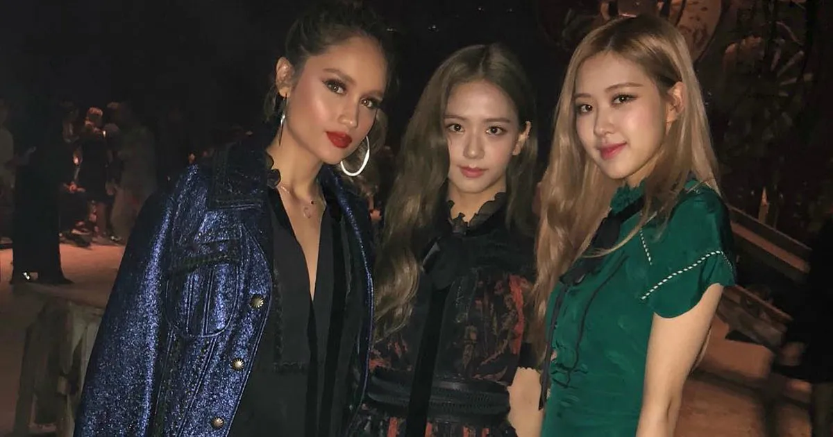 Cinta Laura Pose Bareng 2 Anggota Blackpink, Siapa yang Paling Cantik?
