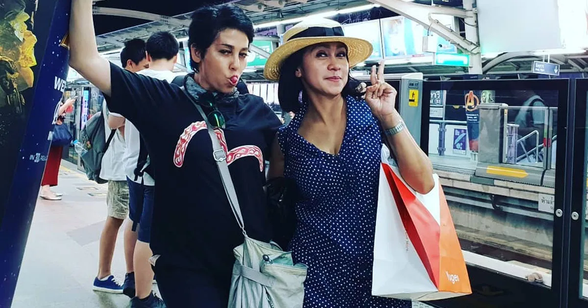 10 Gaya Meriam Bellina yang Tetap Fit di Usia Kepala Lima