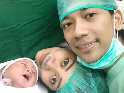 istri-rian-dmasiv-melahirka