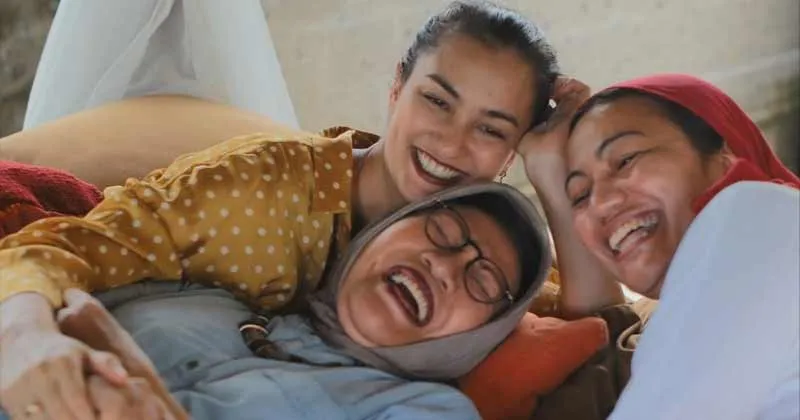 Cara Cerdas Atiqah Hasiholan Merespons ‘Serangan’ Netizen
