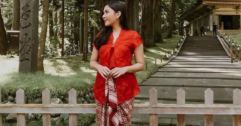 Liburan Seru Jessica Mila di Jepang Kenakan Batik dan Kebaya