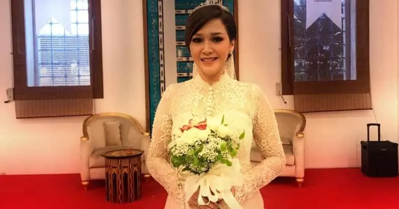 Anggunnya Gaun Pernikahan Maia Estianty Layaknya Bangsawan