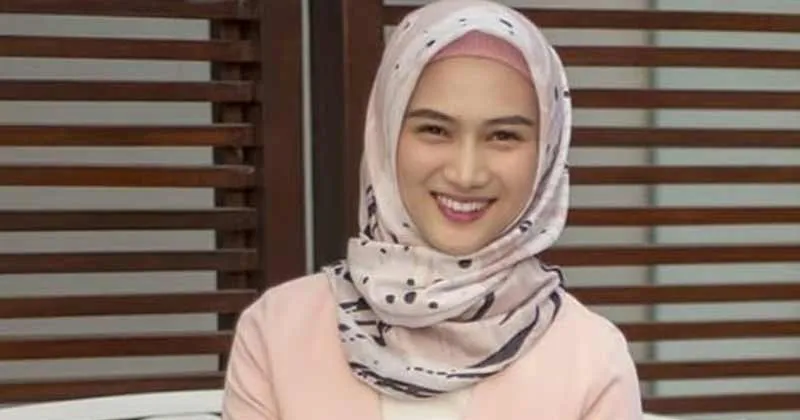 Melody Eks JKT48 Dilempar Kaleng Minuman Ketika Menjadi Juri