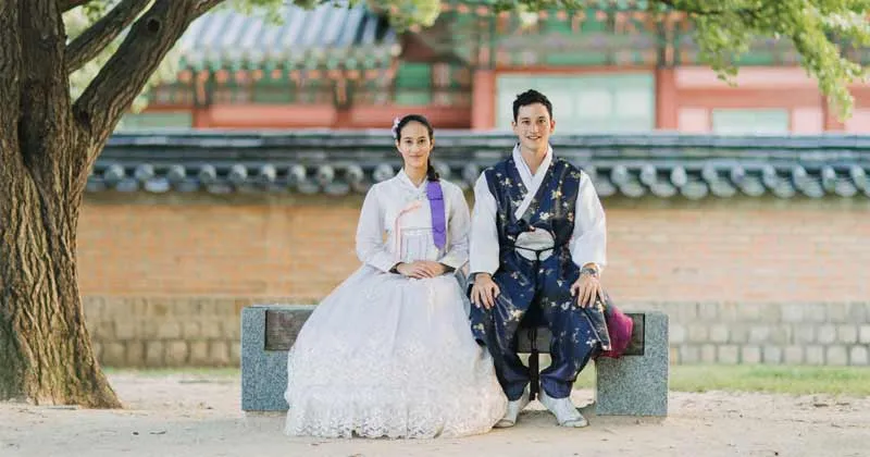 Romantisnya Mike Lewis dengan Pacar Barunya di Korea