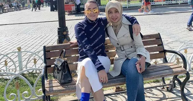 Momen Seru Olla Ramlan Ajak Pengasuh Anaknya Liburan ke Turki