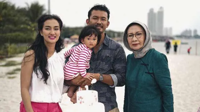 Foto Anak Atiqah Hasiholan Jadi Tempat Luapan Emosi Netizen