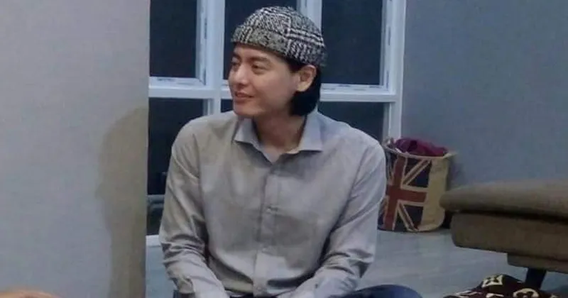 Fasih Ucapkan Dua Kalimat Syahadat, Roger Danuarta Jadi Mualaf?