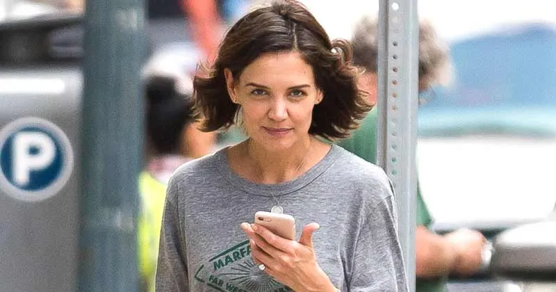 Kenakan Cincin Berlian, Benarkah Katie Holmes Telah Bertunangan?