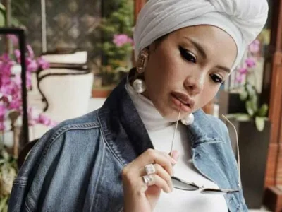 Foto Nikita Mirzani lepas hijab