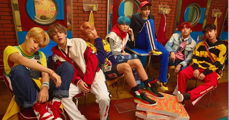 5 Kado Jahil Member BTS di Ulang Tahun Jin yang Kocak Abis