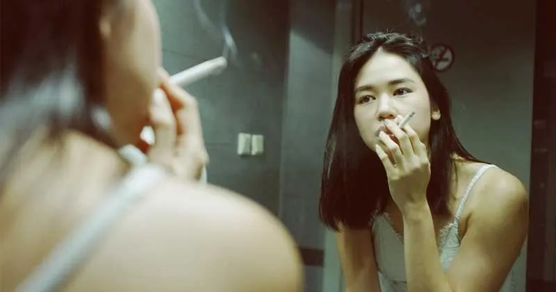 Laura Basuki Pamer Foto Dirinya Ngerokok di Depan Kaca