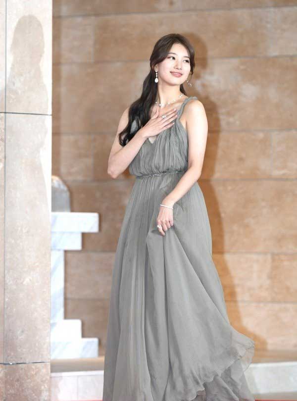 gaun-terbaik bae-suzy-di-aaa-2018
