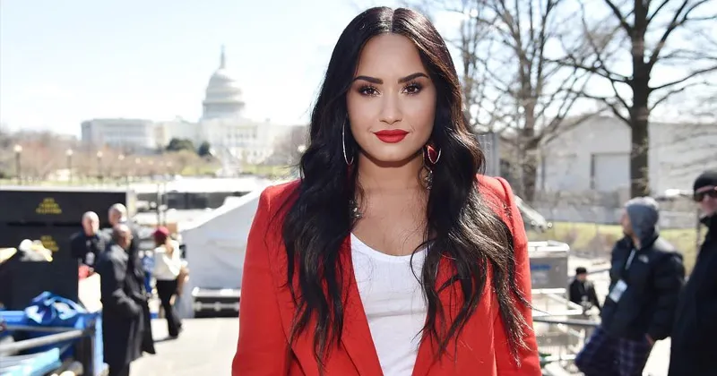 Demi Lovato Akhirnya Muncul ke Publik Setelah 3 Bulan Dirawat