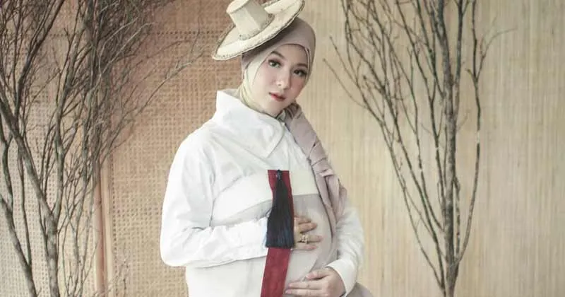 Inspirasi Maternity Shoot Bernuansa Kerajaan Korea Ala Natasha Rizky