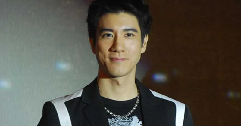 Terkenal Kaya Raya, Wang Leehom Ketahuan Gunakan Kaos Kaki Robek