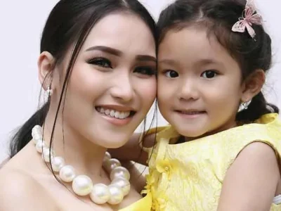 Ayu Ting Ting salat