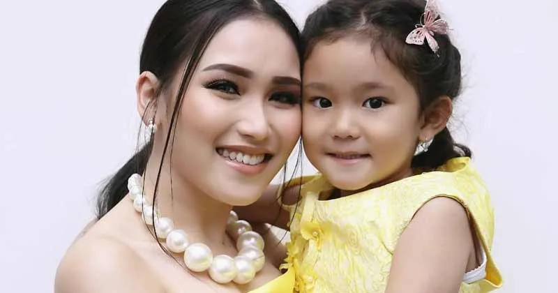 Ada yang Mencuri Perhatian Usai Ayu Ting Ting Salat dengan Anak