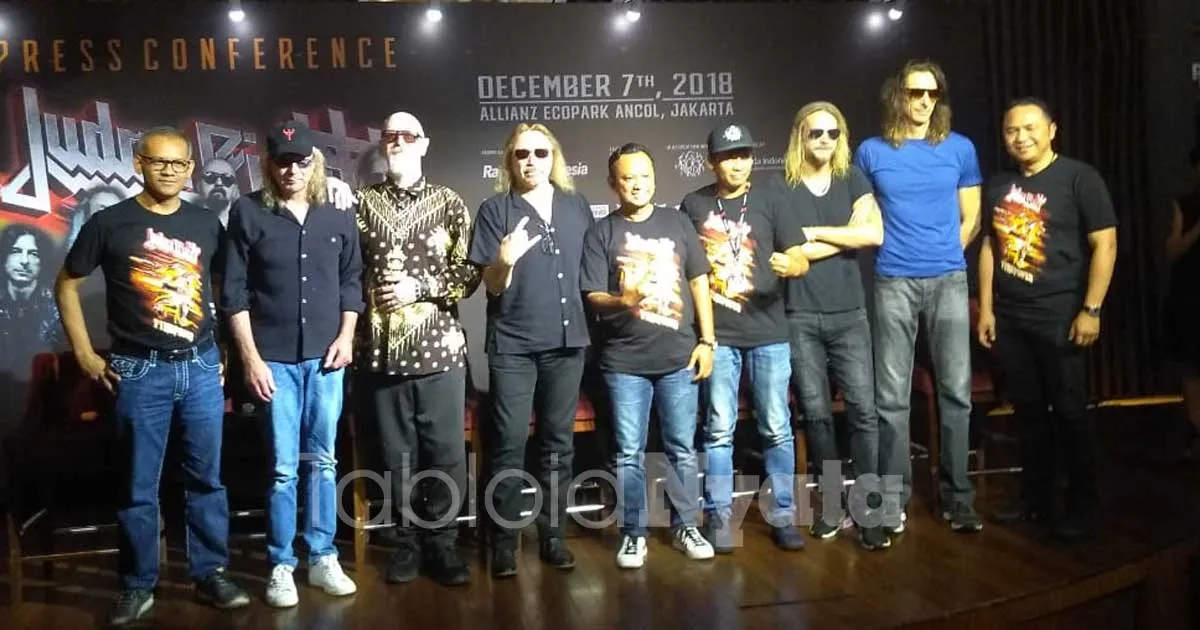 Vokalis Judas Priest Sambut Penggemar Indonesia dengan Batik