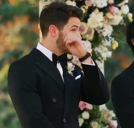 nick-jonas-menangis