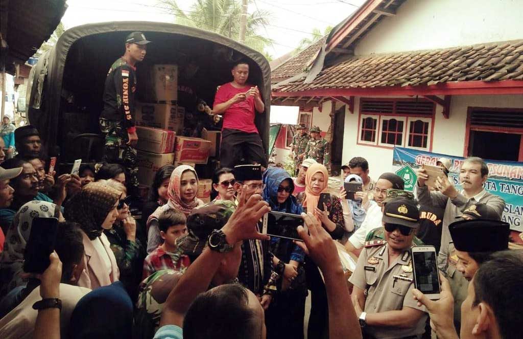 bakti-sosial-ayu-azhari-2