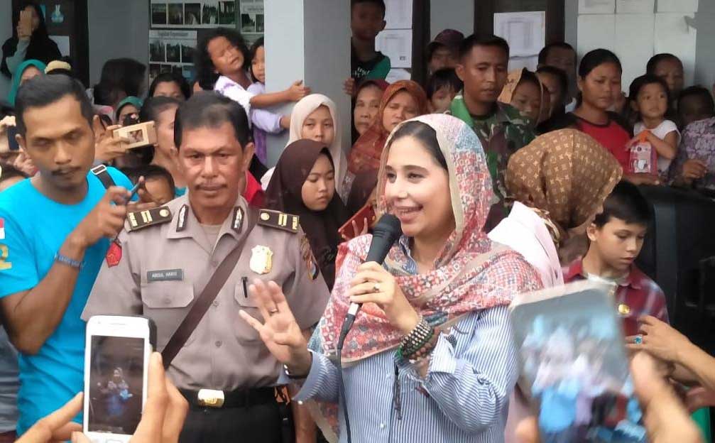 bakti-sosial-ayu-azhari
